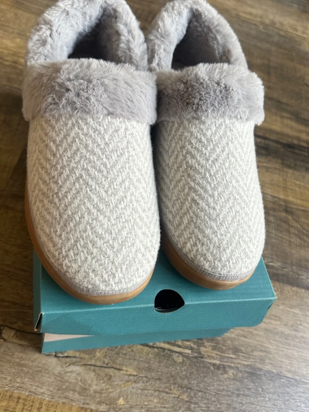 Toms Women's Gray Faux-Fur Cuff Slip-On Slippers - Picture 4 of 10